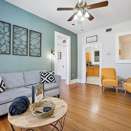 Downtown Digs~King Bed~Upstairs Apartment~Downtown Eustis
